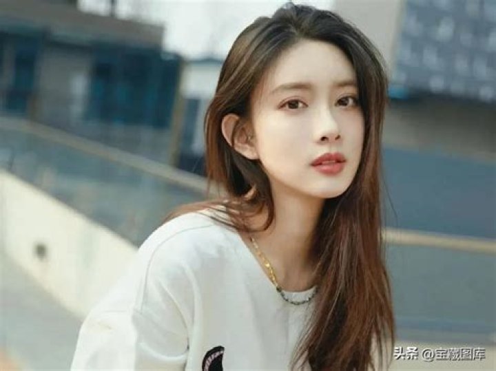 Exploring the Life and Career of Meng Ziyi: A Rising Star in the Entertainment Industry